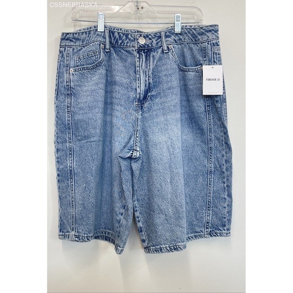 Forever 21 Med Denim Mid-Rise Denim Baggy Shorts - Size 31 - Picture 1 of 7